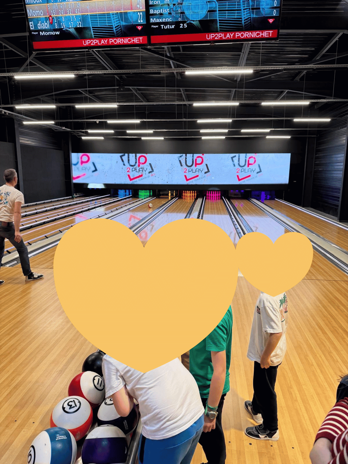 Piste de bowling avec enfants à UP2PLAY à Pornichet