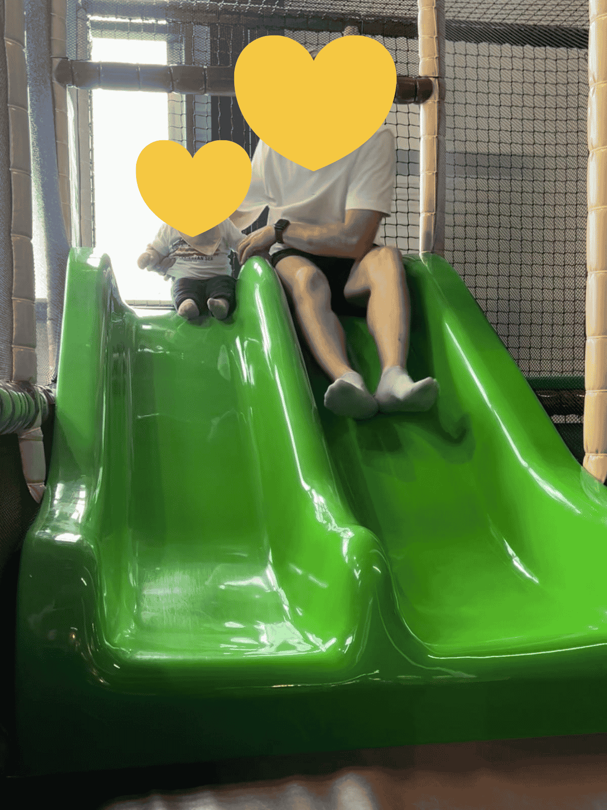 Toboggan dans le kids parc pour enfants de moins de 3 ans
