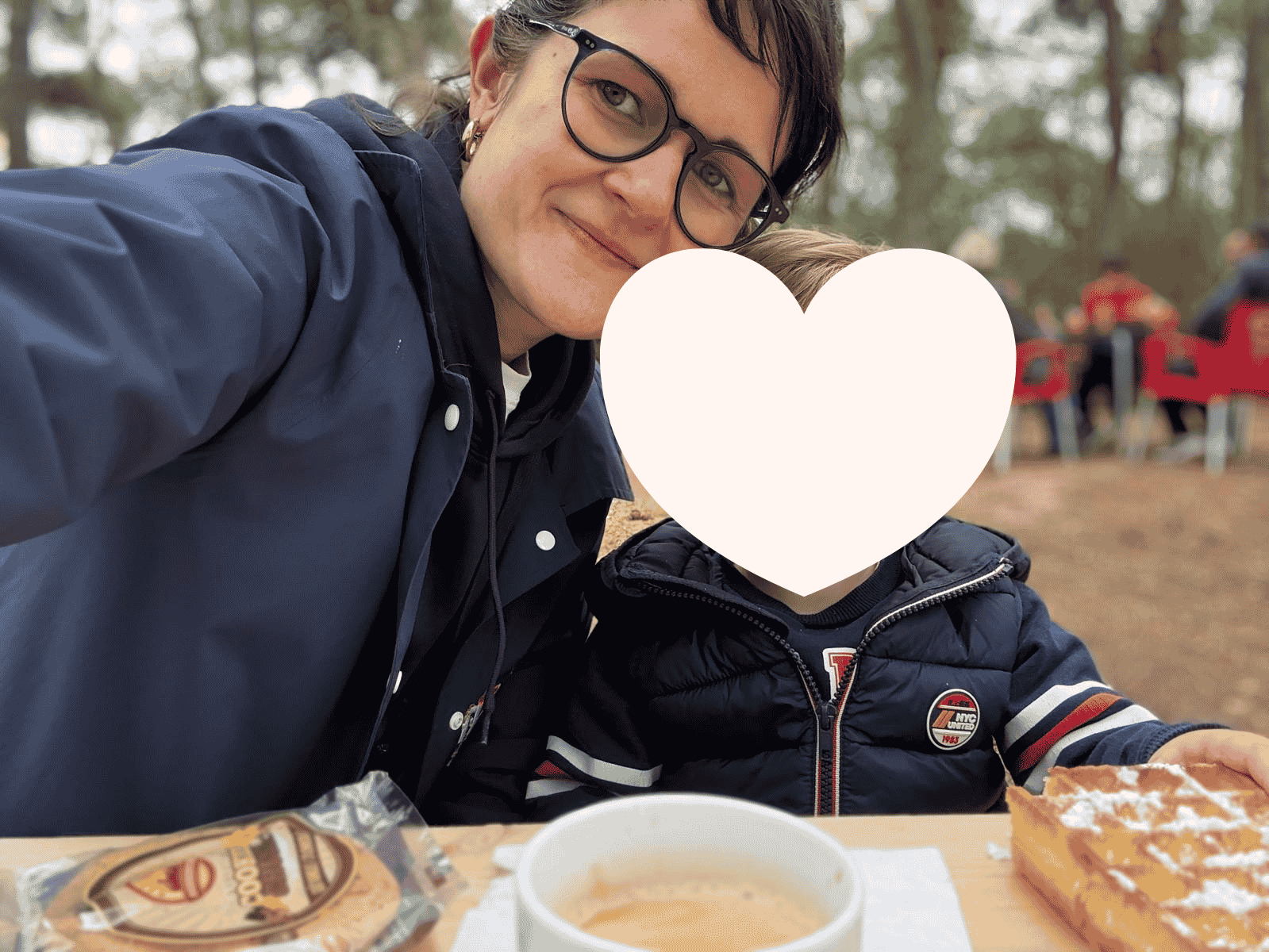Goûter grâce à l'espace snacking du parc